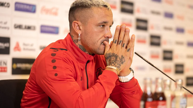 Fotografija: Radja Nainggolan (na fotografiji) med predstavitveno novinarsko konferenco v ponedeljek, 16. avgusta. FOTO: James Arthur Gekiere/AFP
