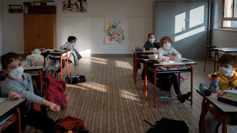 Fotografija: V Italiji bodo septembra zaostrili ukrepe za zajezitev novega koronavirusa. V želji zagotavljanja pouka v živo bodo od učiteljev zahtevali covidno oziroma zeleno potrdilo. FOTO: Marzio Toniolo/Reuters