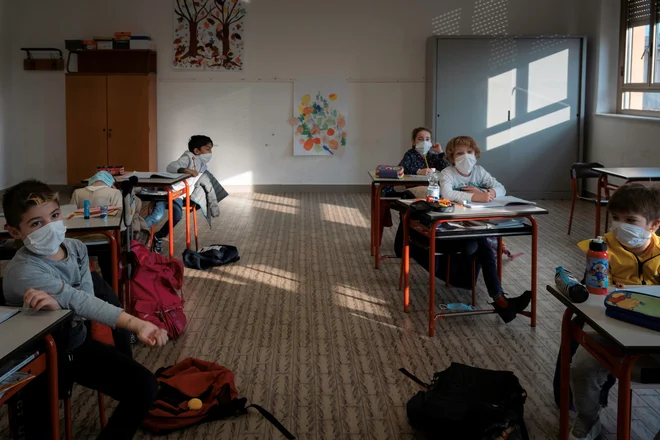 V Italiji bodo septembra zaostrili ukrepe za zajezitev novega koronavirusa. V želji zagotavljanja pouka v živo bodo od učiteljev zahtevali covidno oziroma zeleno potrdilo. FOTO: Marzio Toniolo/Reuters