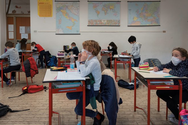 V Italiji bodo otroci, starejši od šest let, še naprej morali uporabljati maske v šolah. FOTO: Marzio Toniolo Reuters
