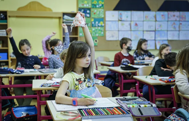 V vrtce in šole bomo odšli po modelu B, kar pomeni, da bodo učenci od 12. leta in dijaki tudi v razredih nosili maske. FOTO: Jože Suhadolnik/Delo