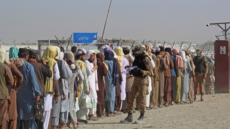 Fotografija: Pakistanski vojaki med preverjanjem dokumentov afganistanskih in pakistanskih državljanov na meji z Afganistanom. Foto: Afp
