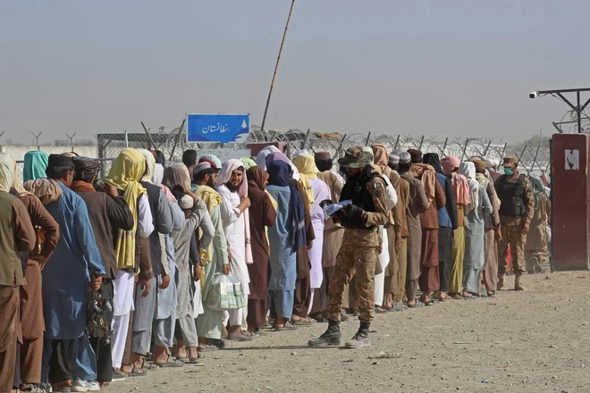 Pakistanski vojaki med preverjanjem dokumentov afganistanskih in pakistanskih državljanov na meji z Afganistanom. Foto: Afp