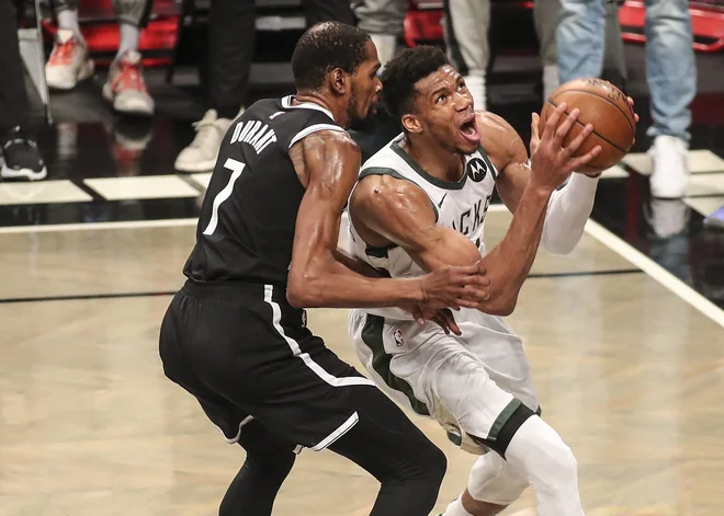 Kevin Durant (levo) in Giannis Antetokounmpo (desno) sta po oceni analitikov ESPN najboljša v ligi NBA. FOTO: USA Today Sports