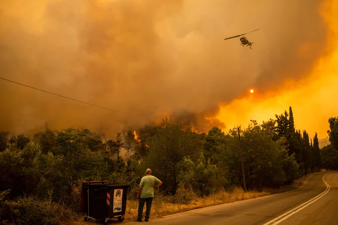 Gašenje vasi Villa v bližini Aten. FOTO: Angelos Tzortzinis/Afp