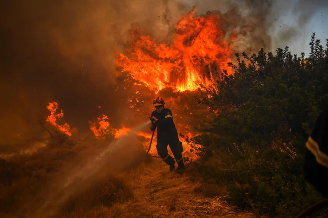 Gašenje vasi Markati blizu Aten. FOTO: Angelos Tzortzinis/Afp