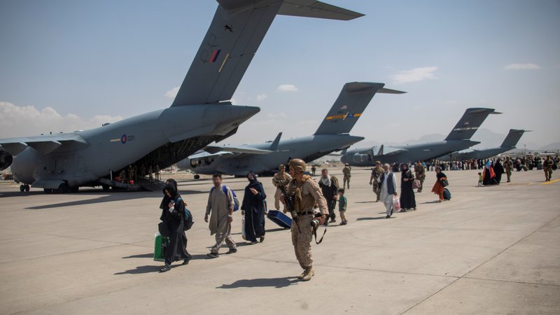 Fotografija: Zahodne države hitijo z evakuacijo svojih in afganistanskih državljanov iz Kabula. Foto: Ben Shread/Reuters
