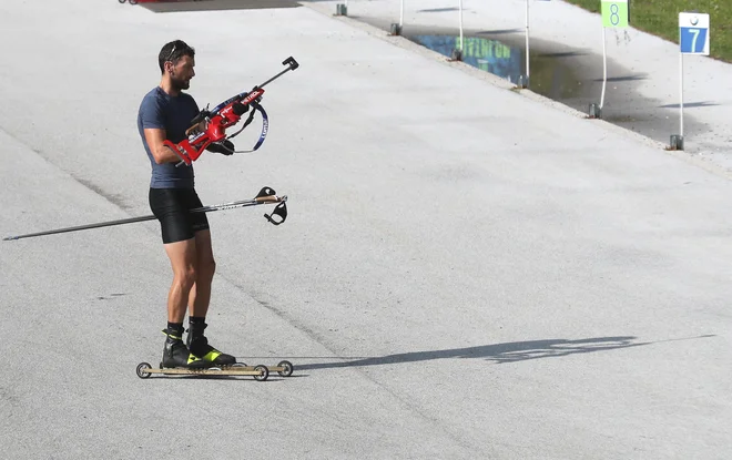 Vaje za ravnotežje so že dolgo osnova športnega treninga, a bolj pri tekmovalcih, v rekreaciji pa ne, čeprav bi se jim morali posvečati predvsem ljudje, ki so že malo v letih. FOTO: Dejan Javornik/Delo