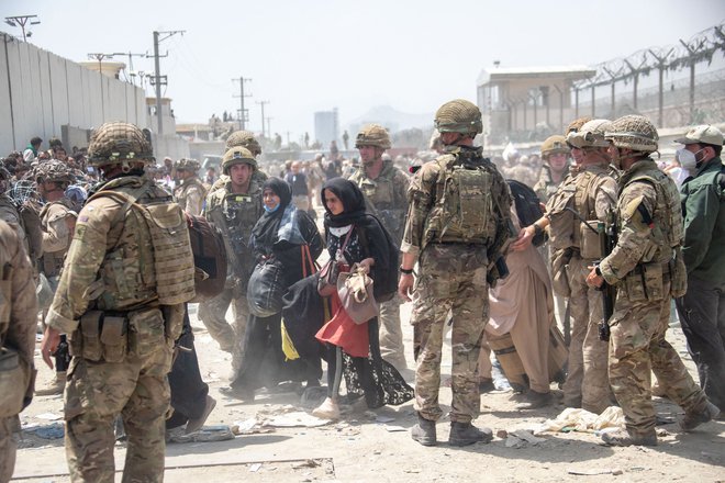 Biden je določil 31. avgust kot rok za odhod ameriških vojakov, ki skupaj z britanskimi trenutno zagotavljajo varnost na kabulskem letališču. FOTO: AFP