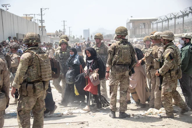 Biden je določil 31. avgust kot rok za odhod ameriških vojakov, ki skupaj z britanskimi trenutno zagotavljajo varnost na kabulskem letališču. FOTO: AFP