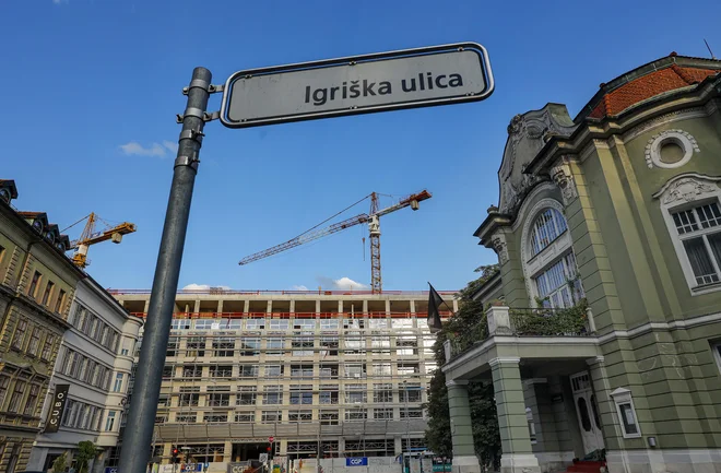Gradnja nadstandarda v mestnem središču ima kratkoročne koristi za posameznike, a dolgoročne katastrofalne posledice za vse. FOTO: Jože Suhadolnik/Delo