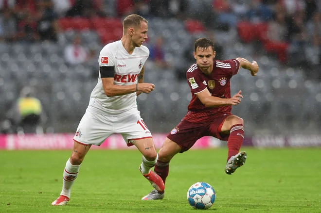 Ondrej Duda (na fotografiji v dvoboju z Bayernovim zvezdnikom Joshuo Kimmichom) je slovaški adut iz bundeslige. FOTO: Christof Stache/AFP
