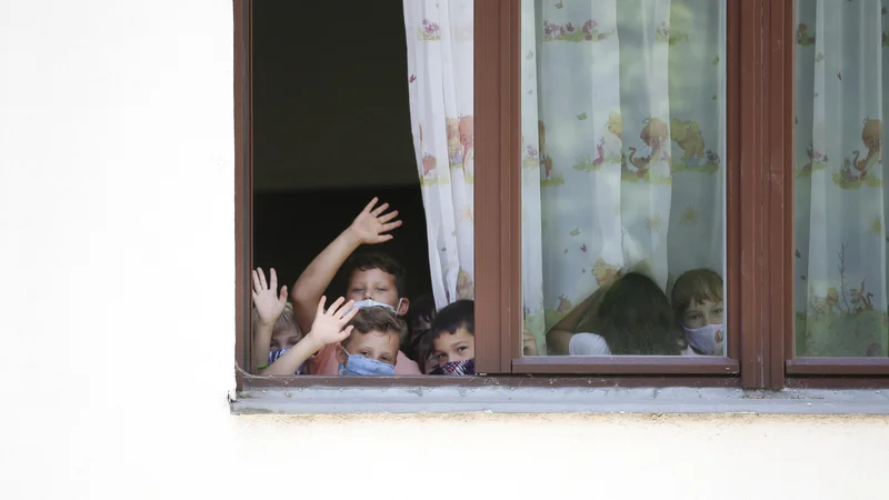 Ob začetku šolskega leta se številnim družinam iztečejo letne pravice za otroški dodatek, subvencije za malice in kosila, državne štipendije ter znižano plačilo vrtca. Foto Matej Družnik