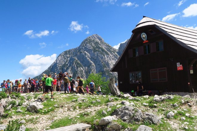 Avgusta so v Češki koči na Spodnjih Ravneh gostili veliko planincev, čeprav lanske rekordne sezonene ne bodo mogli ponoviti. FOTO: Manca Ogrin