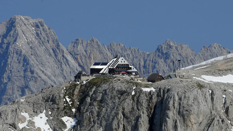 Fotografija: Tudi v medijih in turističnih vodnikih se pojavljajo vrhovi in lokacije, ki so najbolj privlačni, in med njimi se vselej znajdejo Triglav ter okoliške planinske koče. FOTO: Matej Družnik/Delo