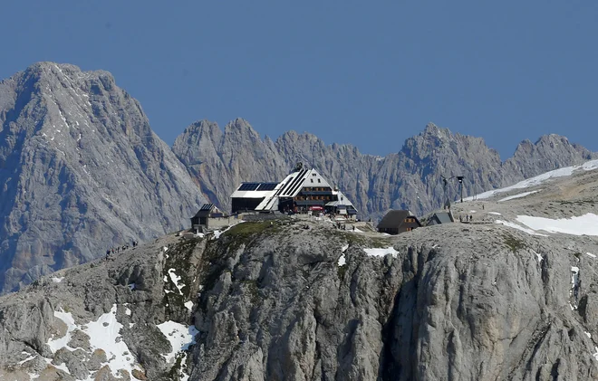 Tudi v medijih in turističnih vodnikih se pojavljajo vrhovi in lokacije, ki so najbolj privlačni, in med njimi se vselej znajdejo Triglav ter okoliške planinske koče. FOTO: Matej Družnik/Delo