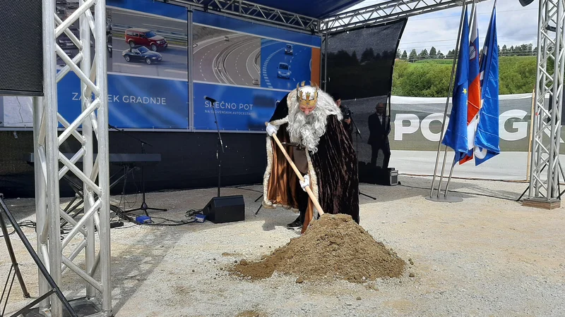 Fotografija: Ne minister, legendarni vojskovodja izpod Pece je zasadil prvo lopato za cesto na Koroškem. FOTO: Mateja Kotnik/Delo