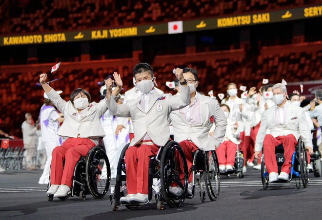 Domačini Japonci na olimpijskem štadionu v Tokiu. FOTO: Reuters