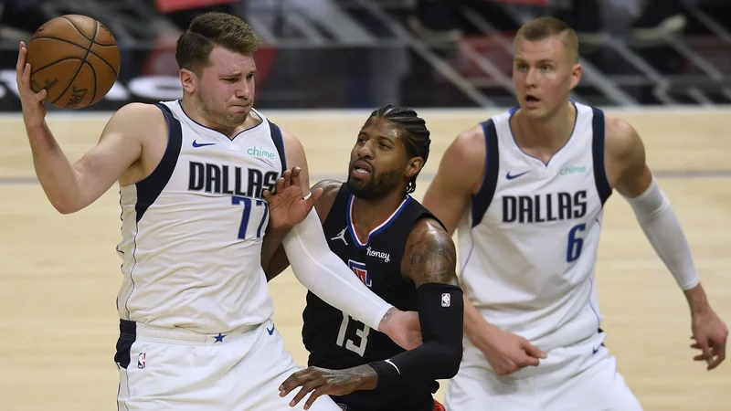 Fotografija: Porzingis (desno) je ob Luku Dončiću v minuli sezoni iz tedna v teden igral manj. FOTO: Harry How/AFP