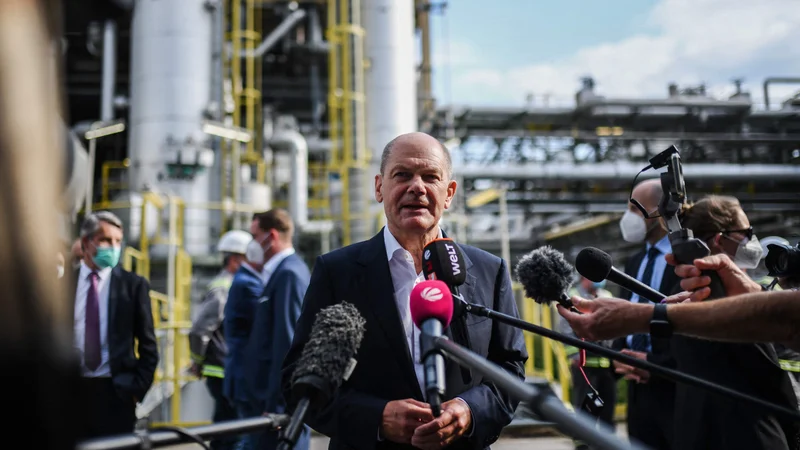 Fotografija: Aktualni finančni minister in kanclerski kandidat SPD Olaf Scholz vleče stranko iz brezna pozabe. FOTO: Ina Fassbender/AFP
