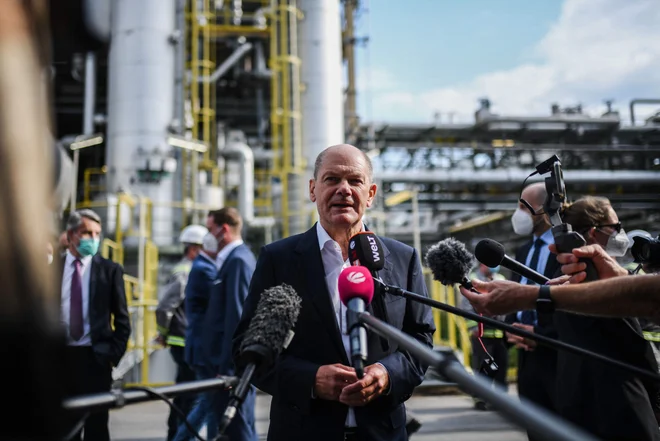 Aktualni finančni minister in kanclerski kandidat SPD Olaf Scholz vleče stranko iz brezna pozabe. FOTO: Ina Fassbender/AFP