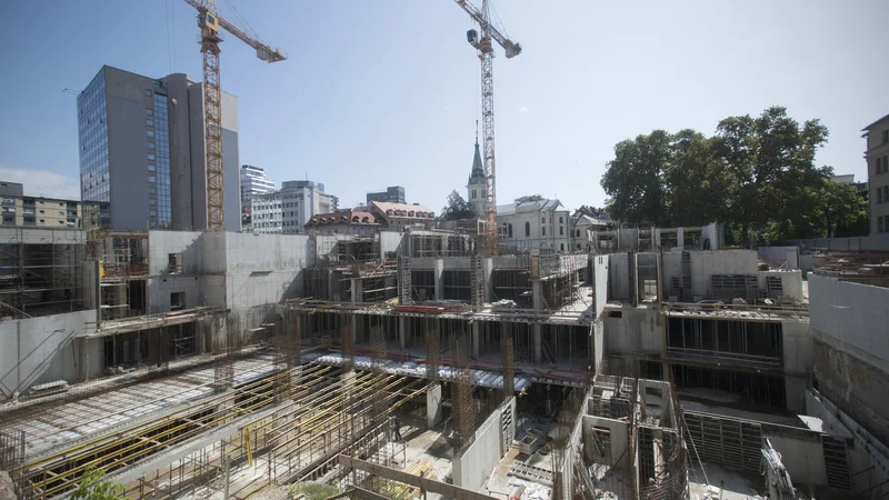Fotografija: Med gradnjo novih stavb na območju nekdanjega Kolizeja je oviran predvsem promet kolesarjev in pešcev. FOTO: Jure Eržen/Delo