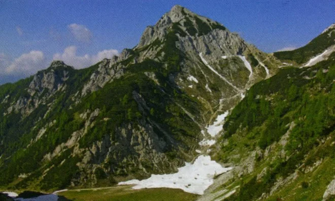 Na vrhu Ablance je vselej samotno, saj na špici ni veliko prostora, so pa izjemno lepi razgledi. FOTO: Arhiv Delo/Polet