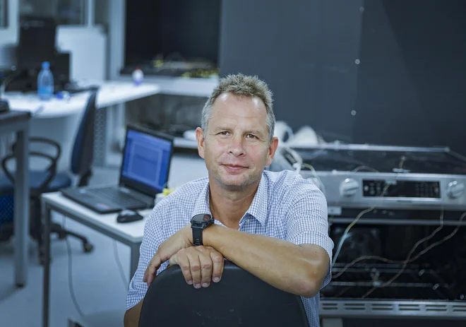 Novi direktor SIQ Gregor Schoss pravi, da bodo njegova prva skrb še naprej zadovoljni in motivirani sodelavci, ki so za nadpovprečno plačo v panogi pripravljeni tudi nadpovprečno delati. FOTO: Jože Suhadolnik/Delo