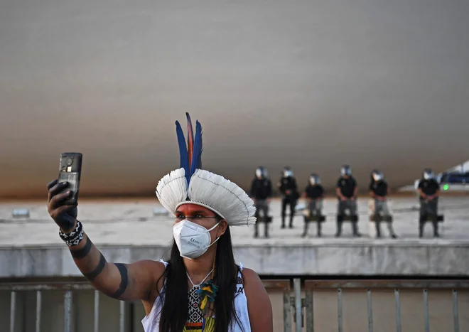 V glavnem mestu Brazilije se je na teden dni trajajočih protestih zbralo več kot 1000 avtohtonih protestnikov, da bi se udeležilo tedenskih protestov, ki jih je organiziralo brazilsko staroselsko združenje (Apib). Glavni poudarek protestov je današnja sodba na vrhovnem sodišču, ki bi lahko opredelila prihodnjo razmejitev avtohtonih dežel. FOTO: Carl De Souza/Afp<br />
