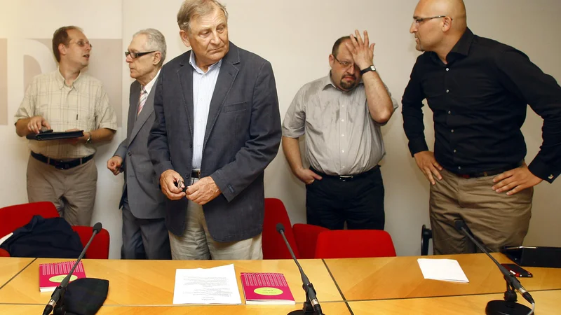 Matej Makarovič (na sliki levo), Borut Rončević (na sliki skrajno desno) in Matevž Tomšič (drugi z desne) so med lastniki dveh zasebnih fakultet. FOTO: Aleš Černivec