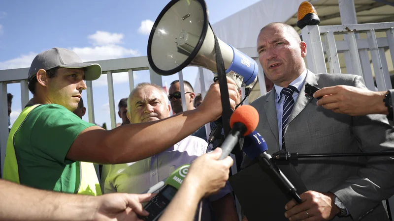 Fotografija: Predsednik sindikata kmetov Anton Medved je kmetijskemu ministru Jožetu Podgoršku prebral zahteve, ta jim je vsaj glede glavne ustregel. FOTO: Mediaspeed.net