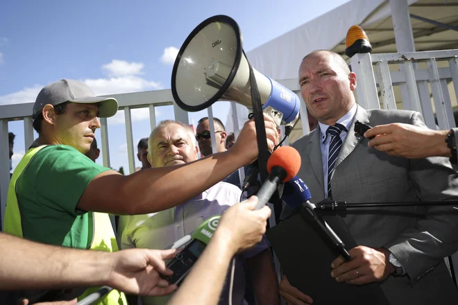 Predsednik sindikata kmetov Anton Medved je kmetijskemu ministru Jožetu Podgoršku prebral zahteve, ta jim je vsaj glede glavne ustregel. FOTO:&nbsp;Mediaspeed.net