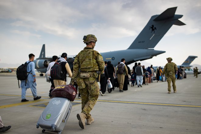 Zahodne države so doslej iz Afganistana evakuirale približno 90.000 ljudi. FOTO: Avstralsko obrambno ministrstvo/Reuters