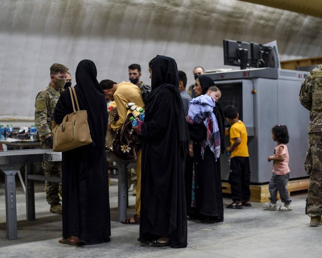 Na tisoče ljudi na letališču si še vedno obupano prizadeva, da bi se v begu pred talibi vkrcali na enega od evakuacijskih letov. FOTO: Ryan Brooks/AFP