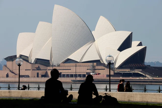 Kljub ustavitvi javnega življenja, ki velja že osem tednov, na širšem območju metropole Sydney še vedno niso uspelo zajeziti širjenja novih okužb. FOTO: Foto David Gray/AFP