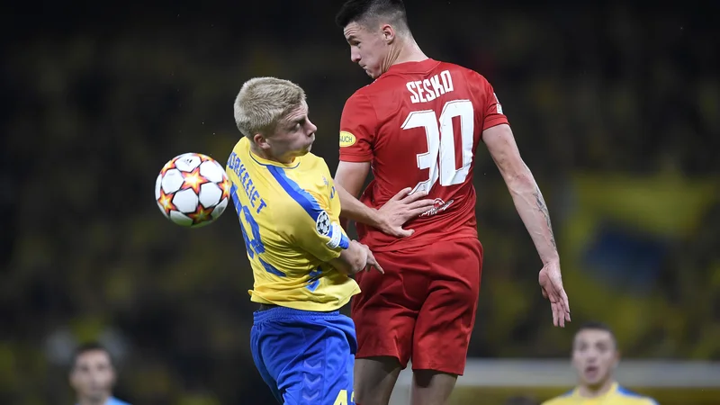 Fotografija: Tobias Borkeelet poskuša ustaviti Šeška na sredinem obračunu v predmestju Københavna. FOTO: FC Red Bull Salzburg/Getty Images
