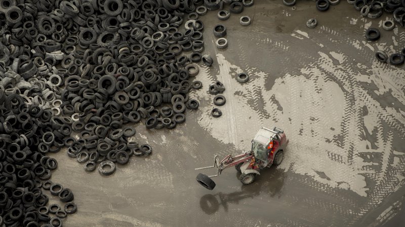 Fotografija: Mikroplastika lahko nastaja nenamerno ob obrabi večjih kosov plastike, kot so avtomobilske pnevmatike. FOTO: Jure Eržen/Delo