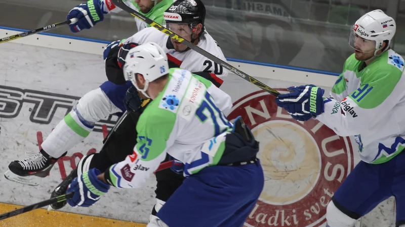 Fotografija: Žiga Pance ter strelca v zadnji tretjini Jan Urbas in Miha Verlič so se trudili po najboljših močeh, na koncu pa ostali brez želenega plena. FOTO: Tomi Lombar/Delo