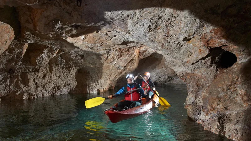 Fotografija: Slovenska turistična organizacija je avanturi s kajakom v podzemlju Pece dodelila naziv Slovenia Unique Experience, oznako za edinstveno petzvezdično doživetje. Foto Tomo Jeseničnik/RRA Koroška