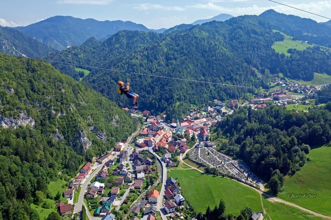 Črno na Koroškem si najbolj pogumni obiskovalci lahko ogledajo tudi iz ptičje perspektive s spustom po jeklenici. Foto Boris Keber/RRA Koroška