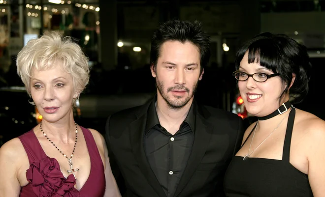 Na premieri okultne detektivke Constantine, v kateri je Keanu (ob njem sta mama Patricia Taylor in polsestra Karina Miller) upodobil svoj najljubši lik, ki zna komunicirati tako s polangeli kot poldemoni. FOTO: Shutterstock