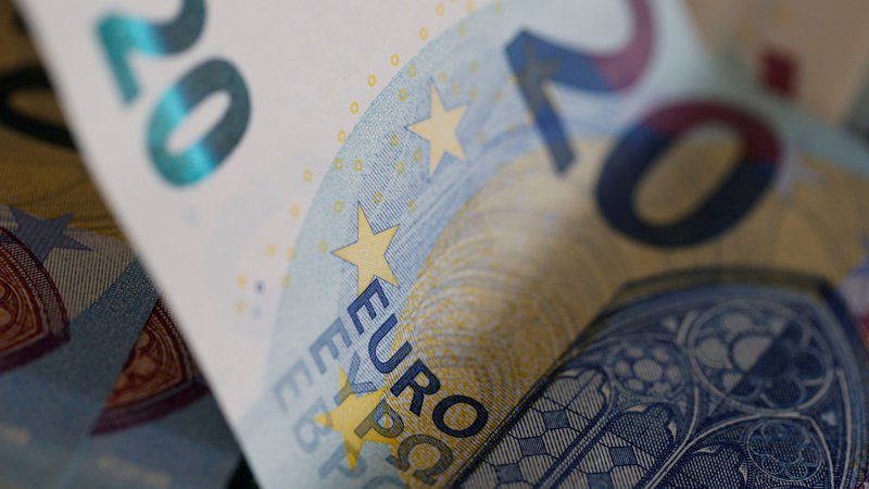 Fotografija: Nizki donosi obveznic so povezani z nizkimi obrestnimi merami, ki pa zelo ustrezajo zadolženim evropskim državam.
FOTO: Regis Duvignau/Reuters