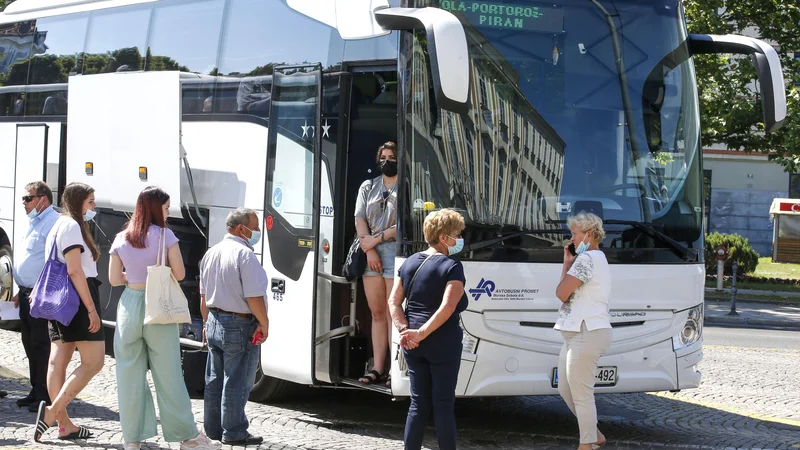 Fotografija: Med prevozi se upokojenci zabavajo: kvačkajo, kartajo, igrajo na glasbila, pojejo ... FOTO: Matej Družnik/Delo