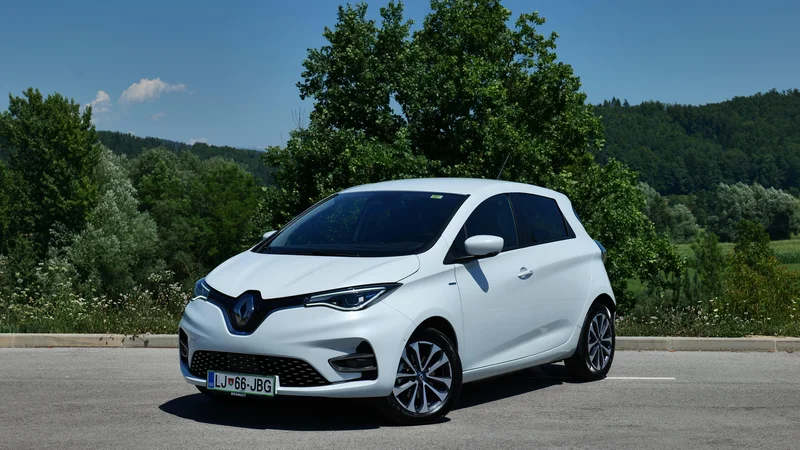 Fotografija: Renault zoe z najzmogljivejšim elektromotorjem in najbogatejšo opremo stane dobrih 31 tisočakov, cena vstopnega modela se začne pri 25.340 evrih. FOTO: Blaž Kondža