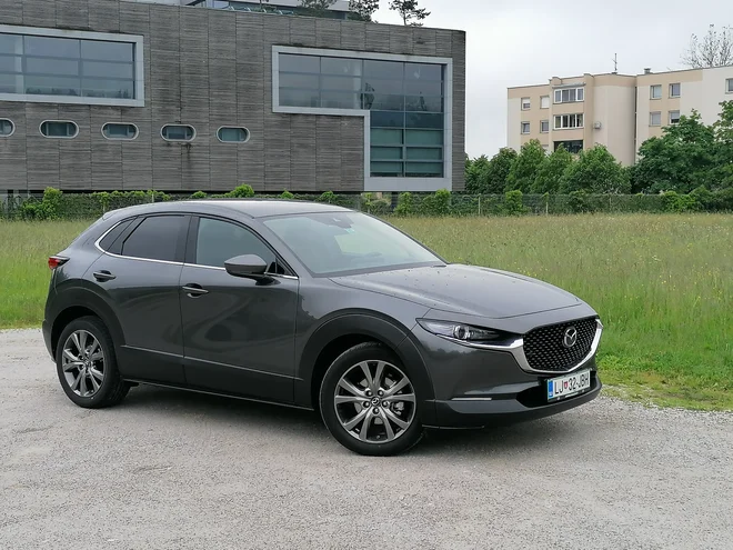 Mazda CX30 je kompaktni mestni terenec z izrazito široko masko in ozkimi žarometi ter valovito mehko obliko. Testni primerek je pravo vrednost skrival pod motornim pokrovom. FOTO: Boštjan Okorn