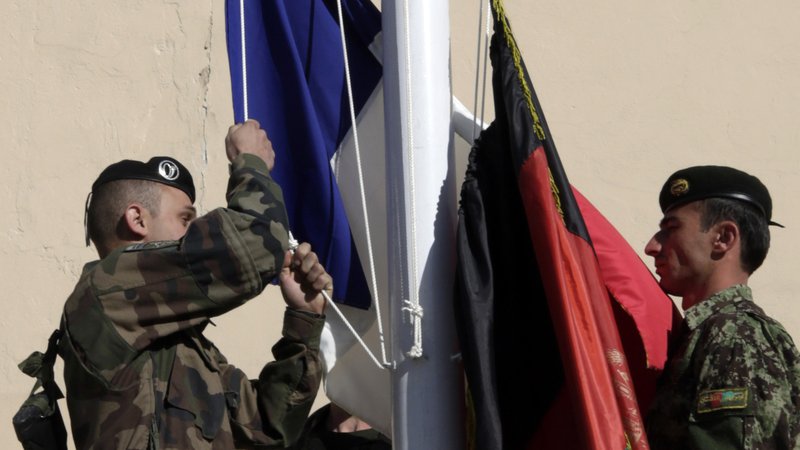 Fotografija: Dokončno vojaško, ne pa tudi iz civilnih misij, se je Francija umaknila iz Afganistana konec leta 2014 pod Françoisom Hollandom. Že prej je svoje enote delno poklical domov predhodnik Nicolas Sarkozy. Foto Reuters/Eric Gaillard