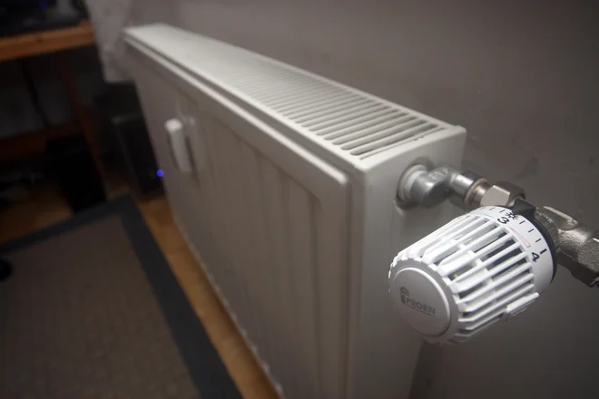 Če po 30 letih od izgradnje hiše zamenjano termostatske radiatorske ventile in glave skupaj s hidravličnim uravnoteženjem, se investicija praviloma povrne v dveh do največ štirih letih. FOTO: Tadej Regent/Delo