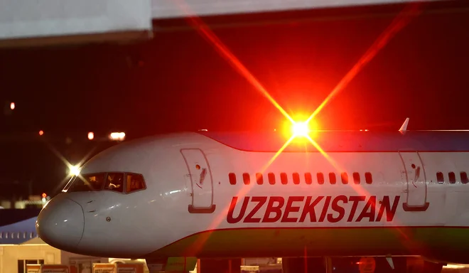 Letalo z afganistanskimi begunci na letališču v Frankfurtu v Nemčiji. FOTO: Kai Pfaffenbach/Reuters