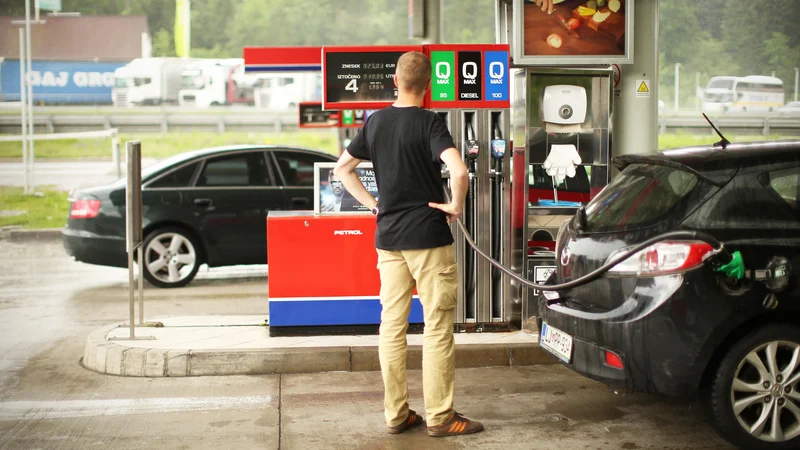 Fotografija: Petrol je letos prodal manj izdelkov iz nafte, zato pa raste prodaja drugih izdelkov v trgovinah. FOTO: Jure Eržen/Delo