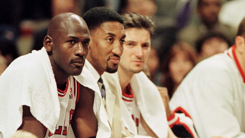 Fotografija: Jordan, Pippen in Toni Kukoč (z leve) med tekmo v dresu Chicaga. FOTO: Sue Ogrocki/Reuters